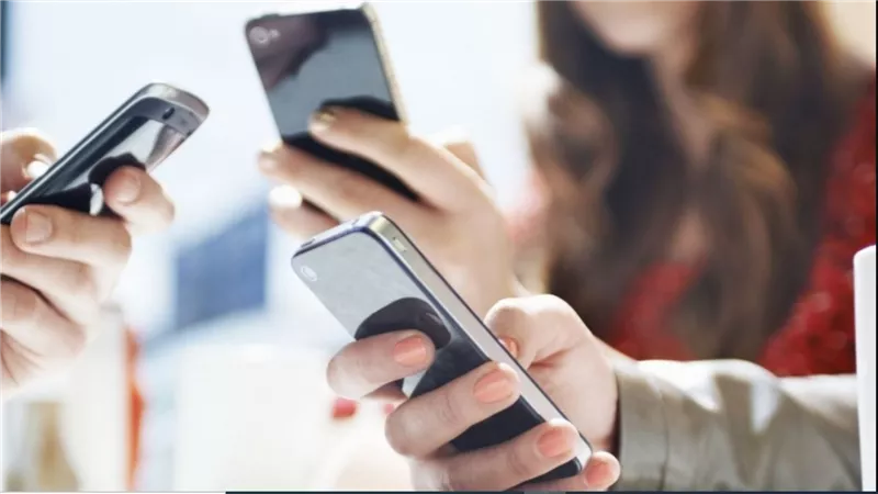 مفاجأة.. ظاهرة تصيب مدمني الهواتف الذكية 