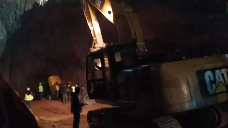 أصبح يفصلهم متران فقط.. كواليس جديدة حول عمليات الحفر لإنقاذ الطفل المغربي 