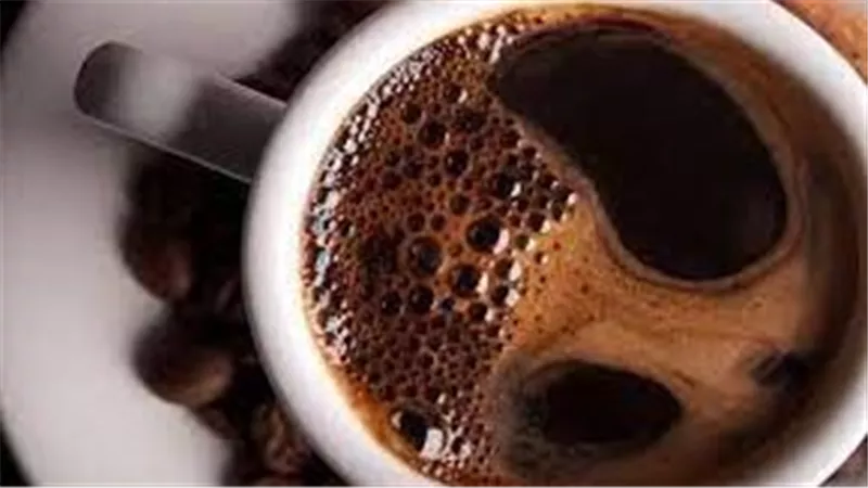 خبيرة تغذية تكشف ما يحدث عند شرب القهوة أثناء تناول الطعام 