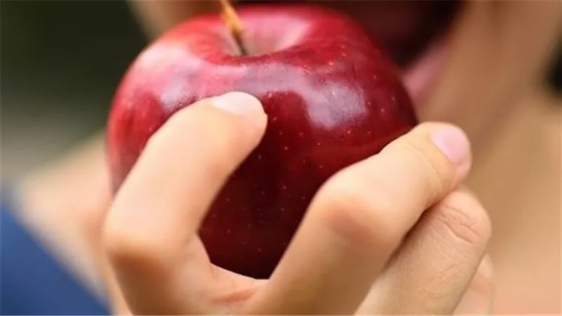 خبيرة تغذية تكشف ما يحدث لجسمنا عند تناول تفاحتين في اليوم
