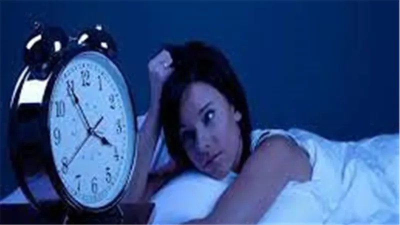 خبير يكشف سبب الاستيقاظ في الليل