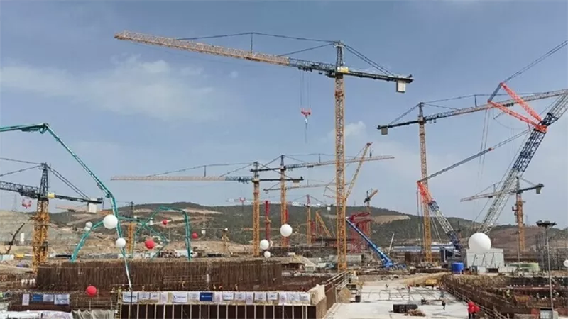 اعتصام المئات من عمال مشروع محطة 