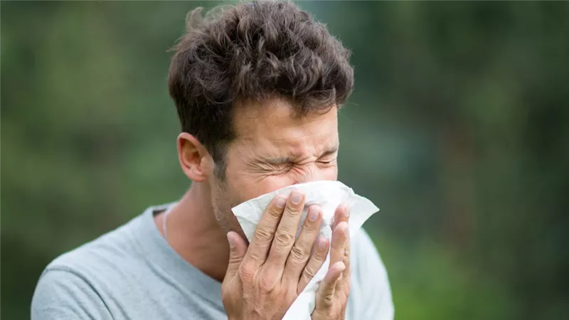 طرق التخلص من سيلان الأنف فى المنزل.. بالمشروبات الساخنة والبخار 