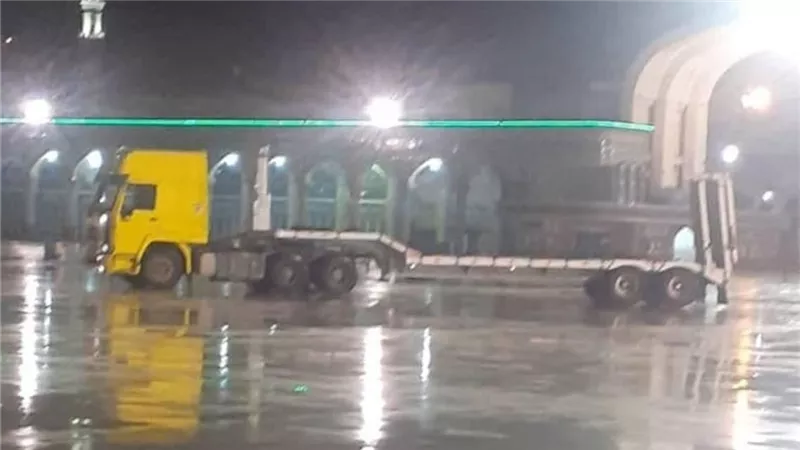 شاحنة تدمر إحدى بوابات مسجد جمكران في إيران