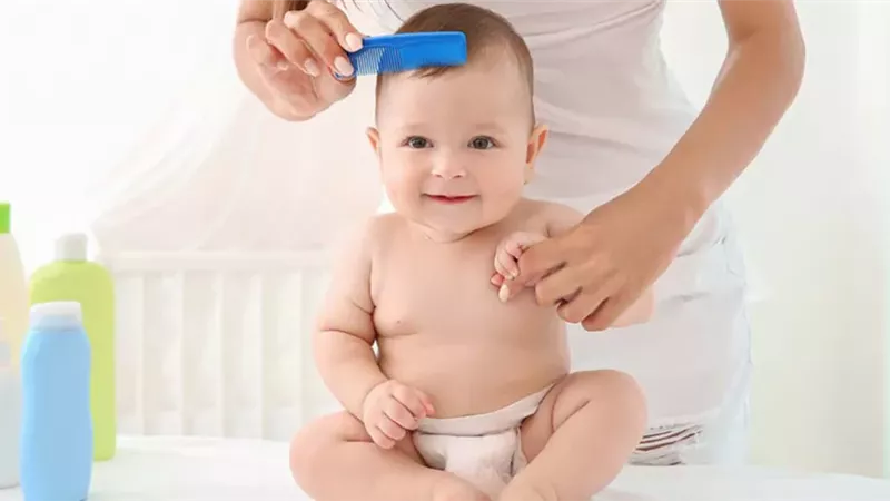  أفضل زيت شعر للأطفال الرضع لتغذيته ونموه