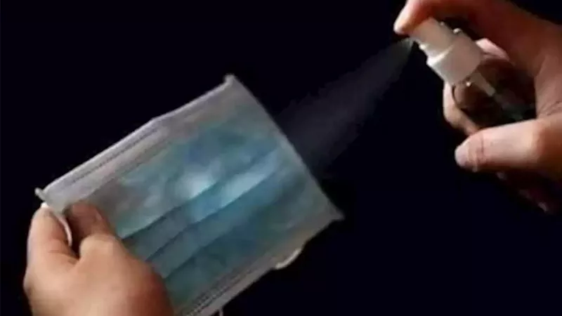 باحثون يحذرون من رش الكمامات بالكحول: يتلفها ويقلل فاعليتها