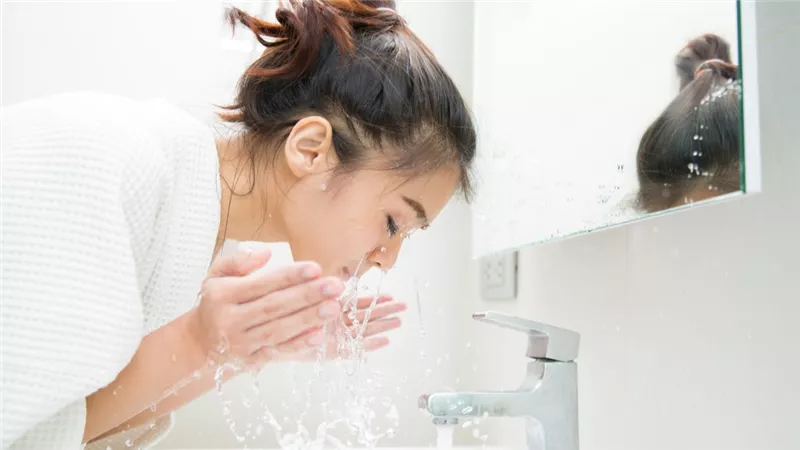أخصائية تجميل روسية تكشف ما يحدث عند غسل الوجه بالصابون يوميا