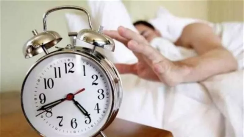 أخصائية: الإنسان يمكنه التعود على الاستيقاظ من دون استخدام المنبه