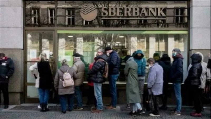 العقوبات تضرب أكبر بنك روسي.. ويعلن انسحابه من الأسواق الأوروبية
