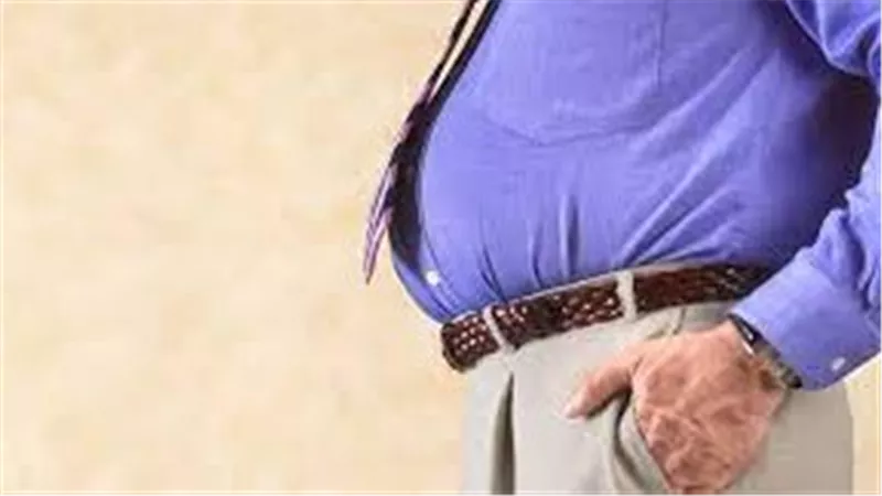 تناول هذا المشروب يمكنه المساعدة في تقليل دهون البطن 