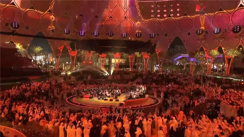 في حفل غنائي.. فنان الامارات ميحد حمد يصدح بصوت الزمن الجميل بإكسبو (صور)