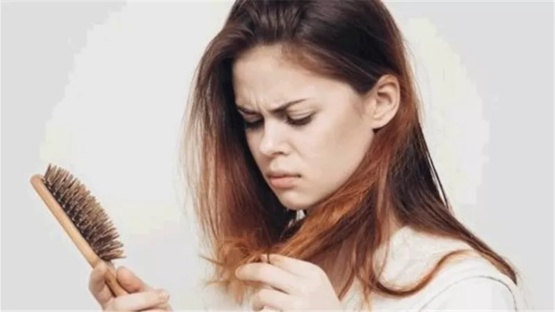 المركز الاتحادي الألمانية للتوعية الصحية يسلط الضوء على أسباب تساقط الشعر