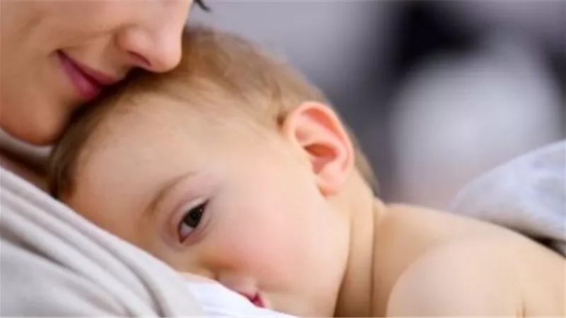 ما هي فوائد الرضاعة الطبيعية خلال أول أسبوعين من عمر المولود؟