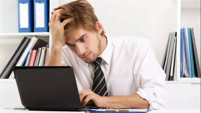 هكذا يمكنك أن نتجنب ضعف البصر عند العمل على الكمبيوتر.. خبيرة تُجيب