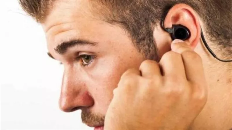 احذر.. مخاطر صحية ترتبط باستخدام سماعات الأذنين يوميا
