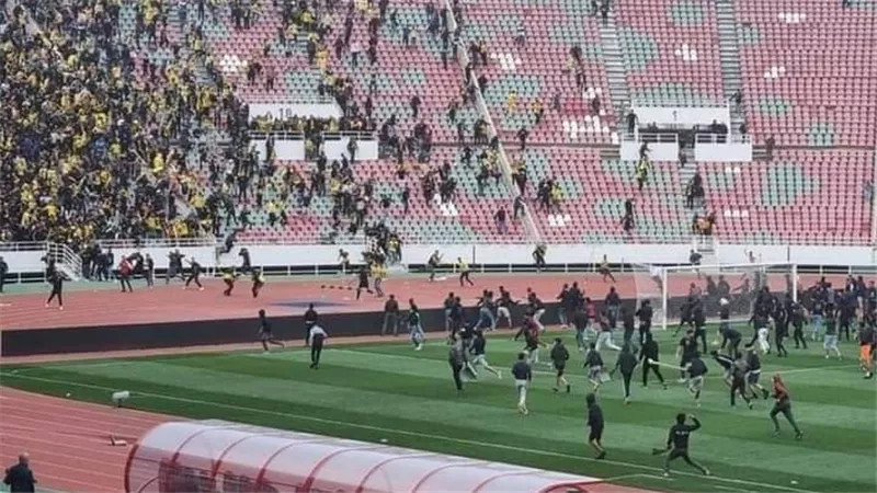 أعمال شغب وإصابات خلال مباراة المغرب الفاسي والجيش الملكي 