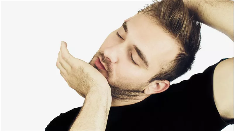 تحذر.. عواقب خطيرة بسبب فرقعة العنق