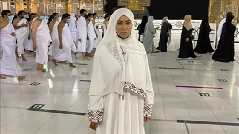 الفنانة المصرية ميرهان حسين تشارك صورة لها وهي تؤدي مناسك العمرة