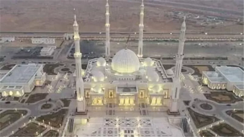 مسجد الفتاح العليم.. تحفة معمارية في قلب العاصمة الإدارية الجديدة