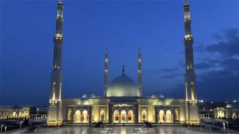 مسجد الفتاح العليم بالعاصمة الإدارية.. حكاية الافتتاح وأهم الأرقام والتفاصيل معماريًا