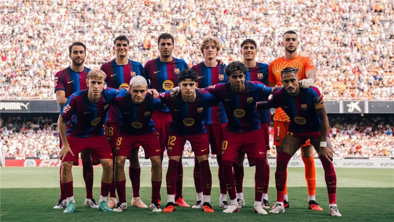 قائمة برشلونة لمواجهة جلطة سراي بدوري أبطال أوروبا.. موقف حمزة عبد الكريم
