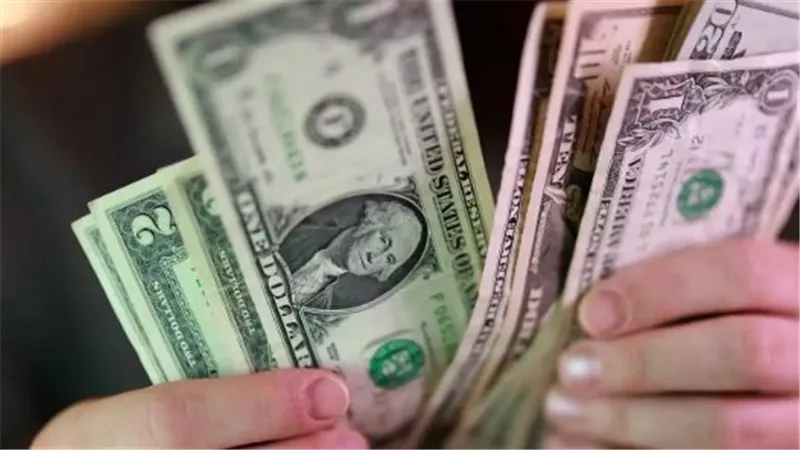 الفرق بسيط لكن مهم.. لماذا اختلف سعر الدولار من بنك لآخر؟