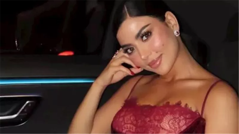 كارولين عزمي تحصد الأنظار في فينيسيا.. إطلالة جديدة ومسيرة فنية تتوسع