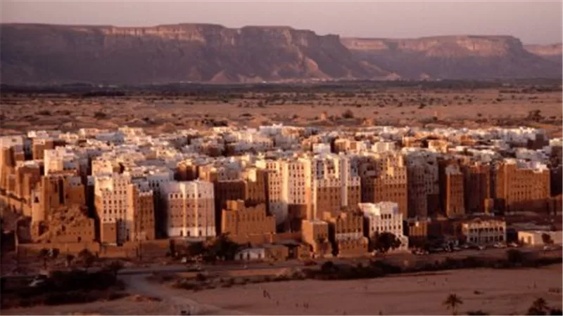 من الكهرباء إلى الصرف الصحي.. معاناة الجنوبيين تتجدد في العكابرة بحضرموت