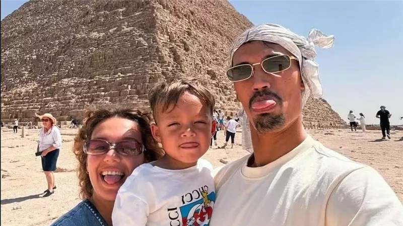 النجم الهولندي تيجاني رايندرز يزور الأهرامات ويستمتع بإجازته في مصر