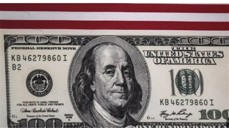 الدولار فوق 52 جنيهًا.. اعرف سعر الشراء والبيع اليوم في مصر