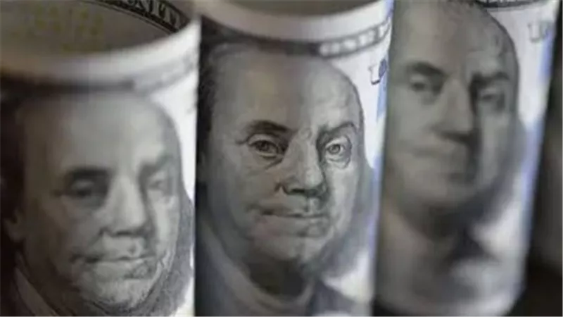 الدولار يتخطى حاجز 52 جنيهًا.. أحدث الأسعار في البنك المركزي والبنوك المصرية