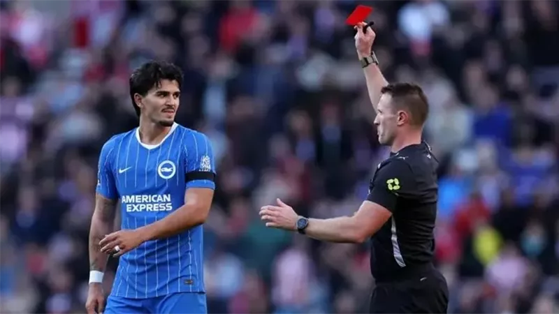 إلغاء طرد لاعب برايتون بعد مراجعة واقعة مباراة سندرلاند بالدوري الإنجليزي