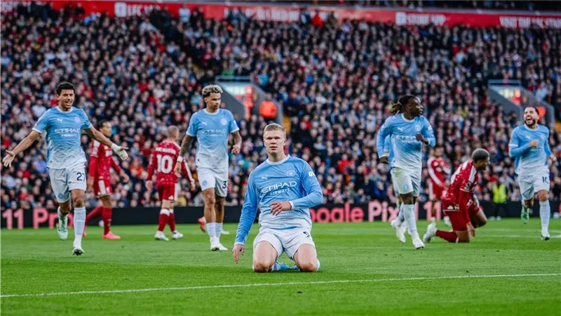 مانشستر سيتي يكتسح ليفربول بثلاثية ويحافظ على صدارة الدوري الإنجليزي