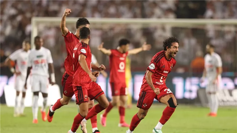 الأهلي ينتزع فوزا ثمينا من غريمه الزمالك ويتصدر الدوري المصري الأهلي ينتزع فوزا ثمينا من غريمه الزمالك ويتصدر الدوري المصري