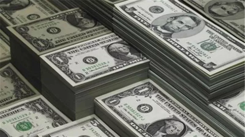 الدولار يواصل التحرك فوق 53 جنيهًا.. تعرف على أسعار البنوك اليوم