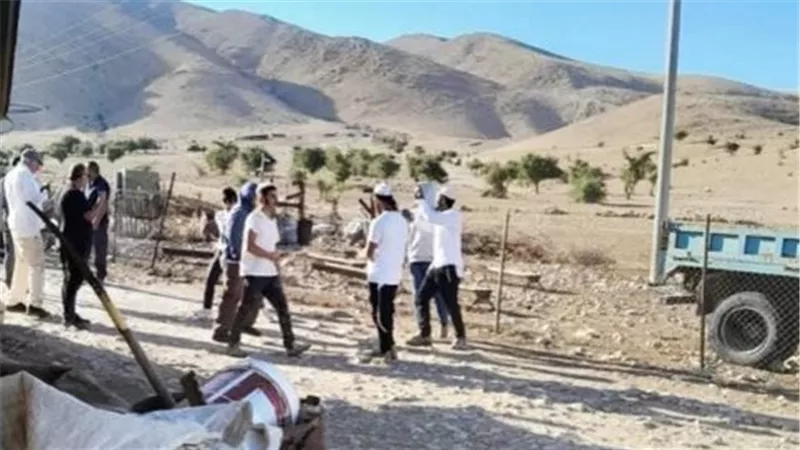 مستوطنون يطوقون تجمعين بدويين شرق القدس بالأسلاك الشائكة