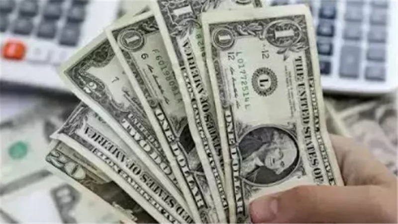 الدولار يسجل مستويات متقاربة في البنوك.. تعرف على أسعار البيع والشراء