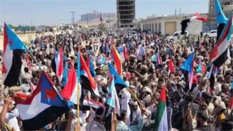 من المهرة إلى باب المندب.. أبناء الجنوب يجددون تمسكهم بالمجلس الانتقالي ومشروع استعادة الدولة من المهرة إلى باب المندب.. أبناء الجنوب يجددون تمسكهم بالمجلس الانتقالي ومشروع استعادة الدولة