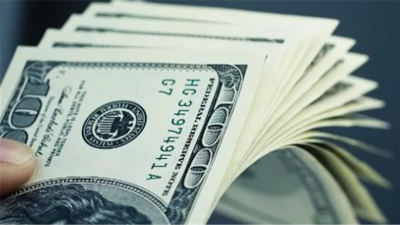 هل يكسر الدولار حاجز 54 جنيهًا مجددًا؟ الأسعار في البنوك المصرية