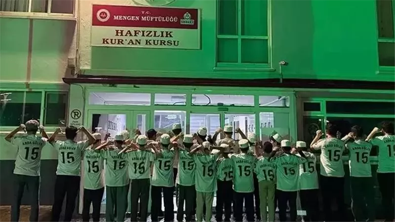 جولر يهدي 24 طالبًا بمعهد تحفيظ القرآن الكريم قمصانًا موقعة لريال مدريد جولر يهدي 24 طالبًا بمعهد تحفيظ القرآن الكريم قمصانًا موقعة لريال مدريد