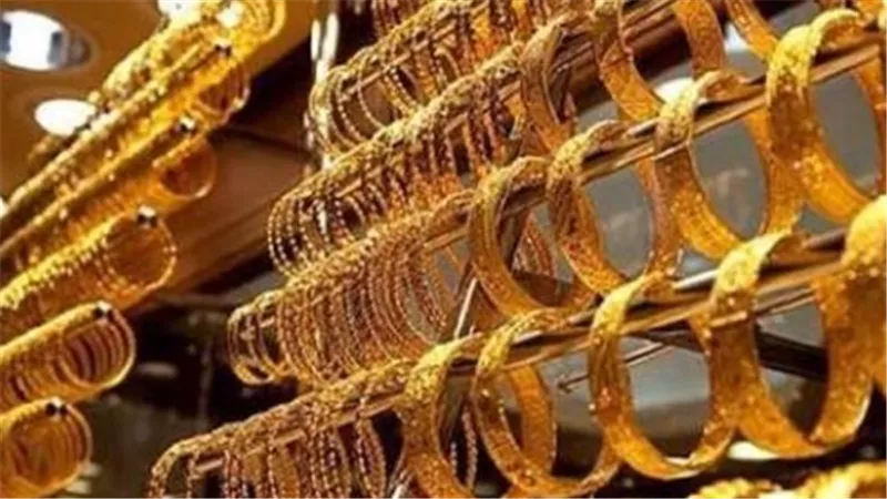 انخفاض 4.1% عالميًا.. كيف انعكس تراجع الذهب على توقعات السوق المصرية؟