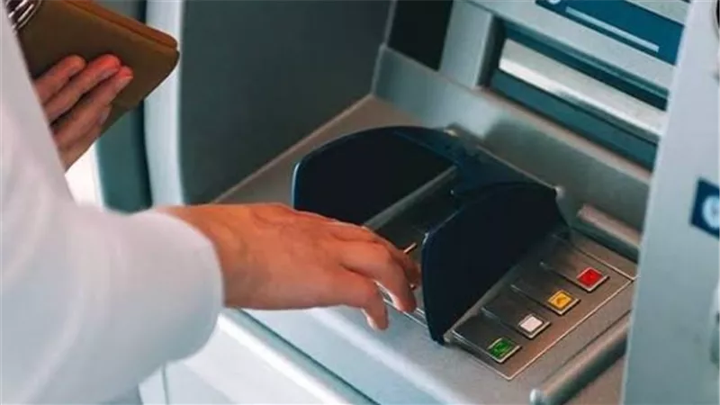 الفرق بين زيادة الحد الأدنى للمعاشات والزيادة السنوية في 2027