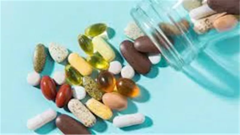احذر.. التناول العشوائي والإفراط في تناول المكملات الغذائية 