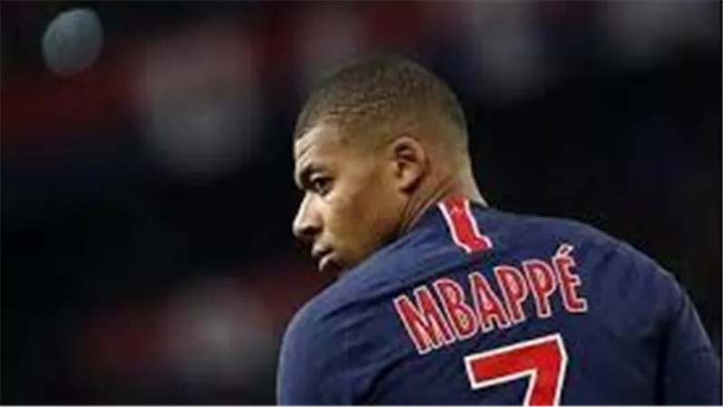 كيف أثار كيليان مبابي مهاجم باريس سان جيرمان أزمة في معسكر منتخب فرنسا؟