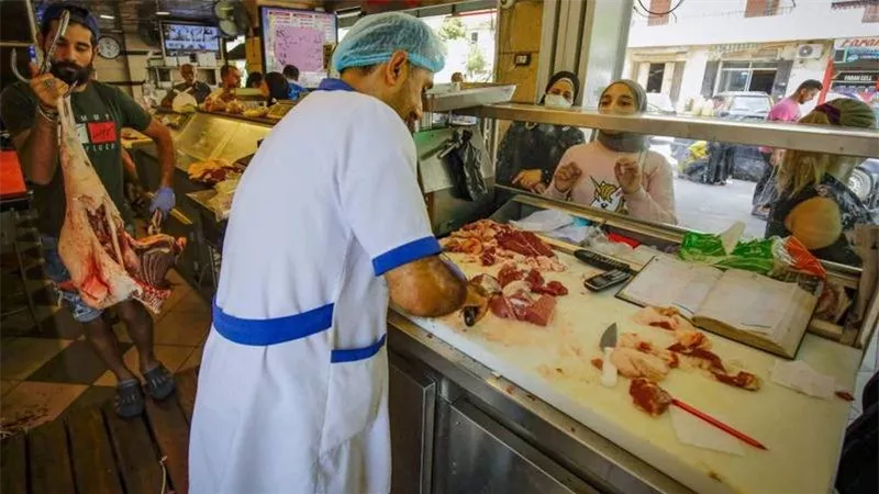 بسبب الانهيار الاقتصادي.. لبنانيون يستبدلون اللحوم بالدجاج والحبوب