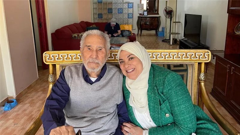 نجل الفنان عبدالرحمن أبوزهرة يتهم المستشفى بإهمال والده