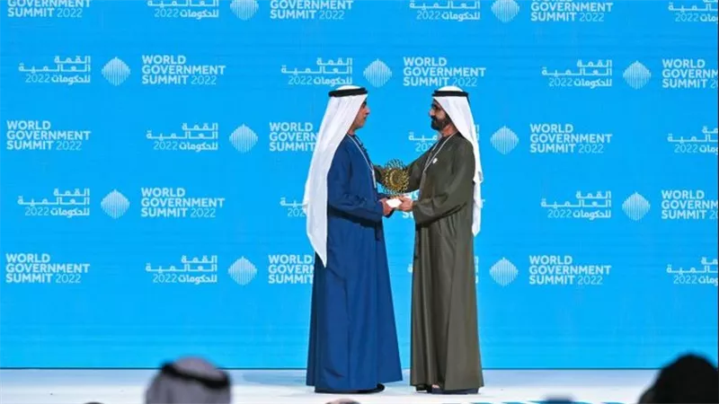 حاكم دبي يكرم سيف بن زايد لجهوده الاستثنائية في إنجاح إكسبو 