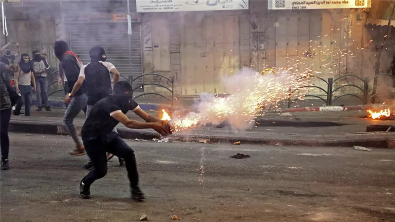 إصابة 24 فلسطينيًا جراء تجدد المواجهات في القدس