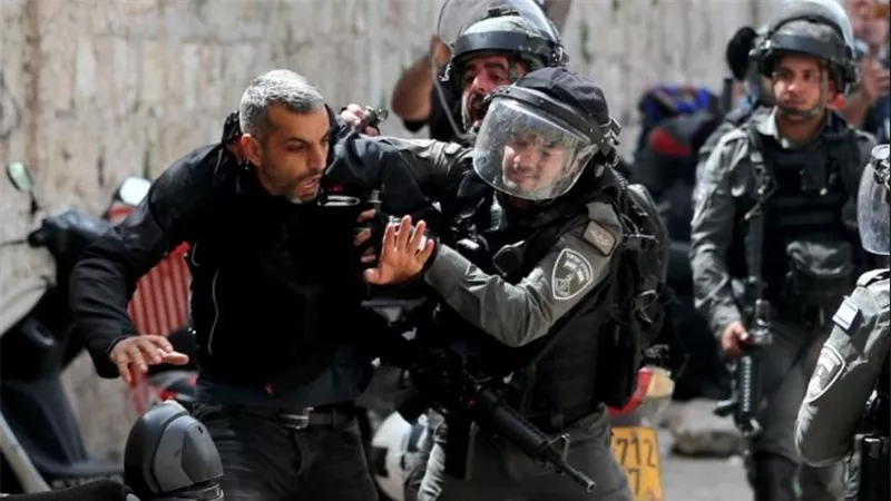 إسرائيل تعتقل 5 فلسطينيين من منطقة باب العمود في القدس
