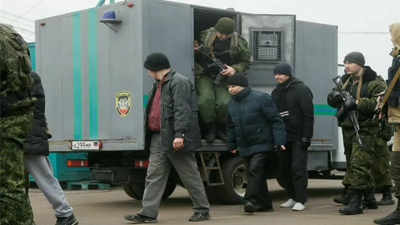 في صفقة تبادل أسرى.. أوكرانيا: تحرير 12 جنديا و14 مدنيا